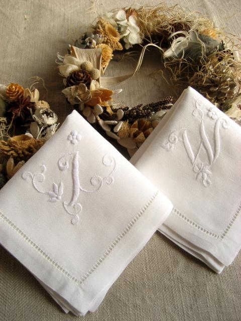 手刺繍イニシャルハンカチ(麻55%)