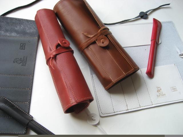 Roll Pen Case (Aging × Freiheit)
