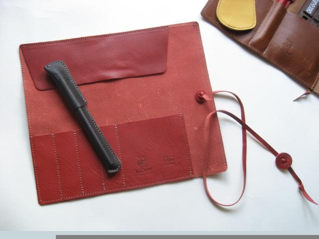 Roll Pen Case (Aging × Freiheit)