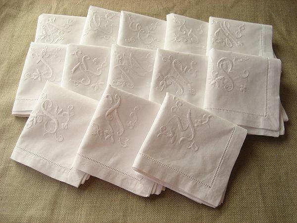 手刺繍イニシャルハンカチ（綿100％） favor-POCO｜Agingエイジング